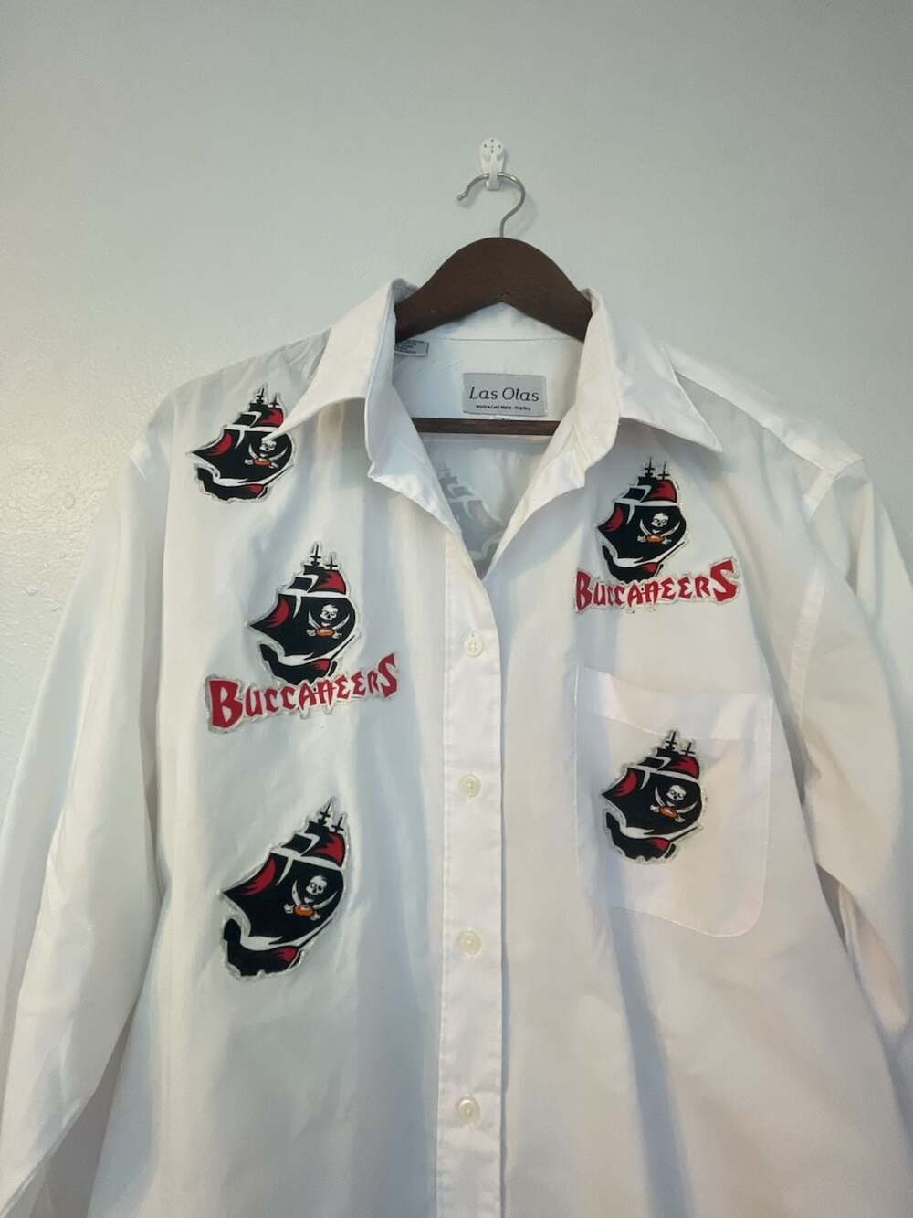 Las Olas Tampa Bay Buccaneers NFL Long Sleeve Button Down Shirt Sz Large
Glitter